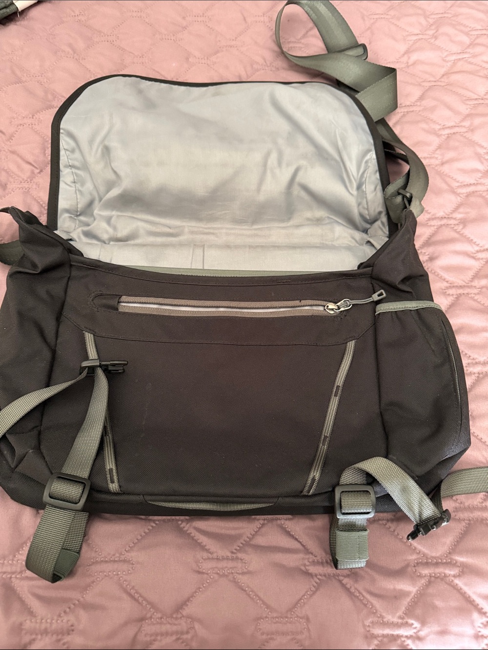 Patagonia Black Messenger Bag - Picture 2 of 6